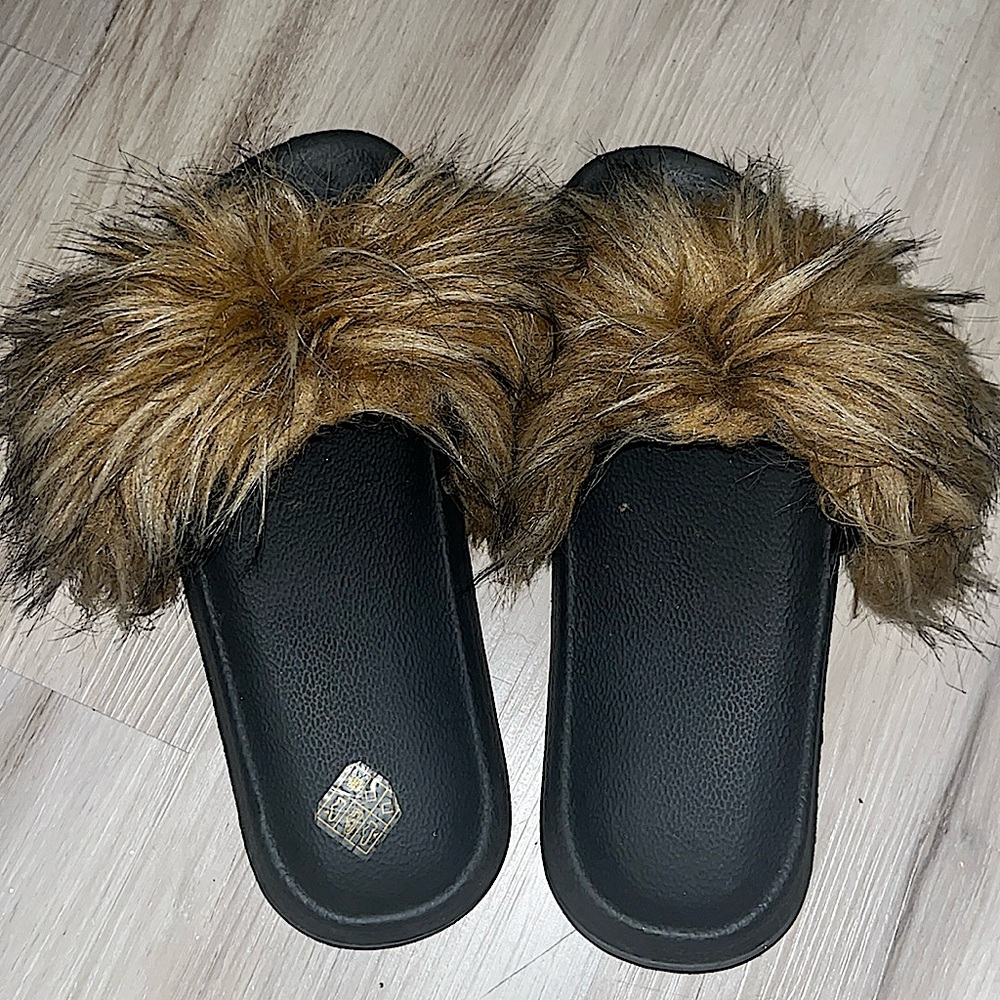 Off Brand, 6.5-7 in size, black with brown fur.